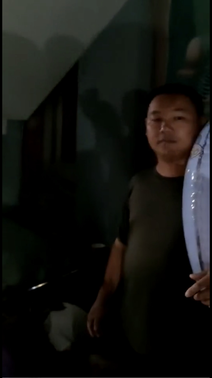 7月20日晚，周大坤在郑州金水区金成国际广场附近救人。受访者提供视频截图