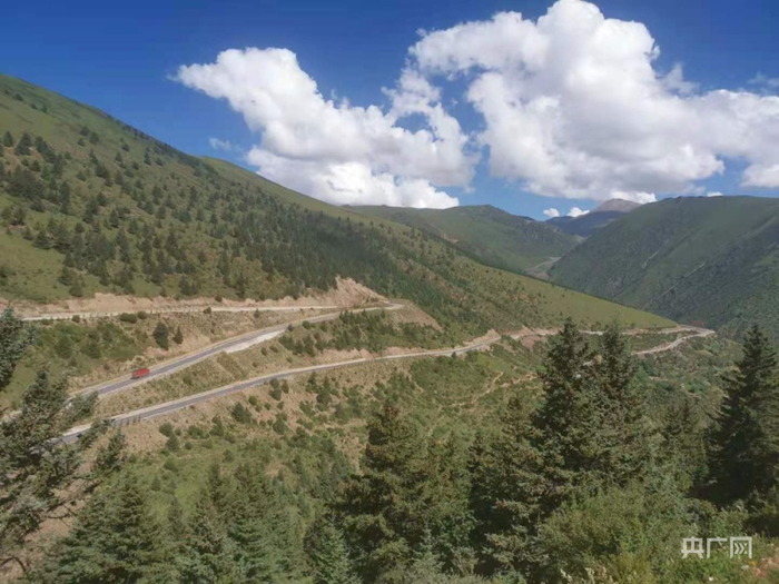 昌都的盘山公路（总台央广记者 陈怡 摄）
