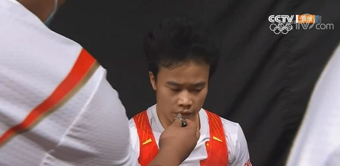 侯志慧闻风油精