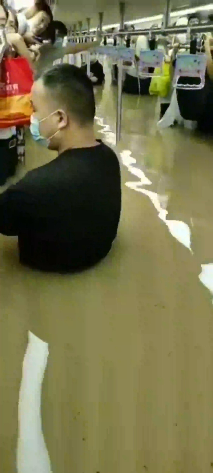 受暴雨影响，郑州部分地铁被淹，积水没过腰部。20日18时40分许，郑州地铁发布消息，郑州地铁全线网车站已暂停运营服务。（视频截图）