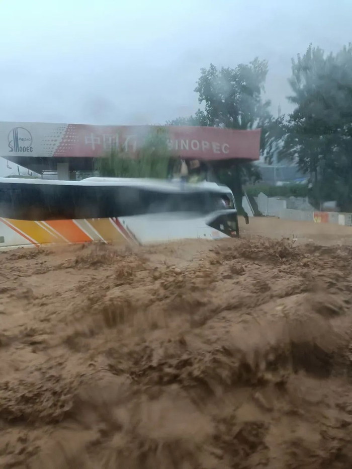 ▲事发时，浑黄的水如瀑布一样冲过来。（受访者供图）