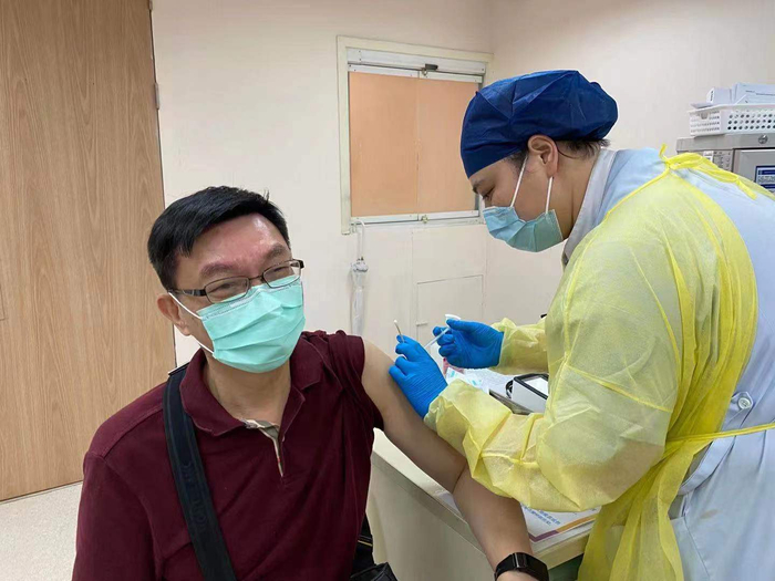 苑举正在上海接种新冠肺炎疫苗