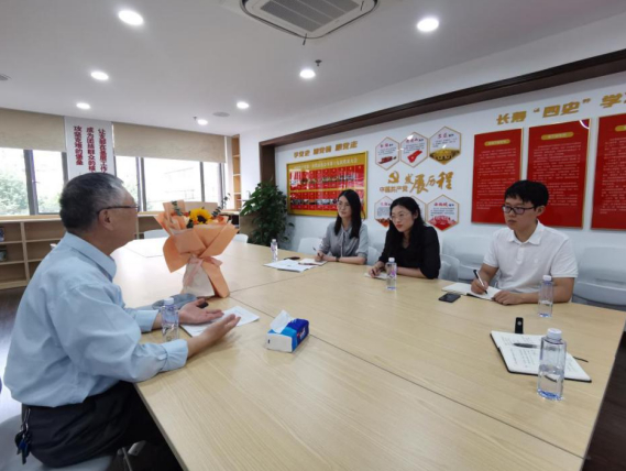 秦来来向来访青年表达期望。杨思嘉 摄