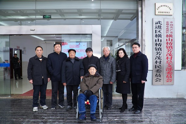 　　芳茂村八任村书记合影（央广网发 通讯员供图）