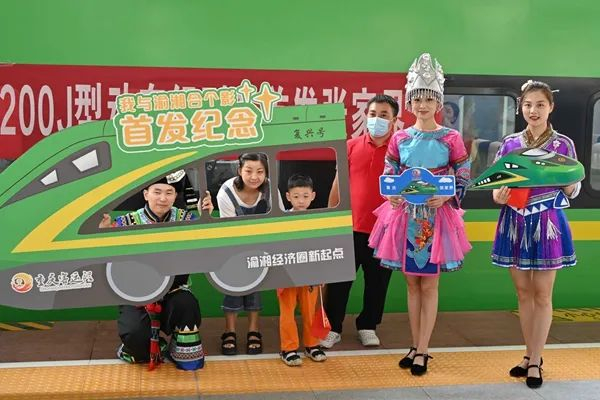 乘车旅客站台拍照纪念。包亮 摄