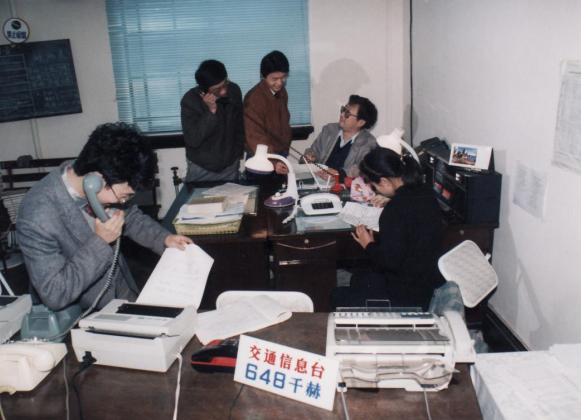 上海交通信息台初创时成立5人小组，秦来来（右二）位列其中。受访者供图