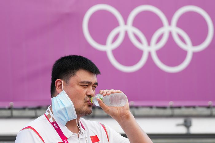 场边观赛的姚明。