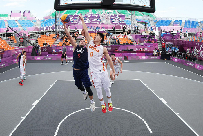 颜鹏试图封盖对手。