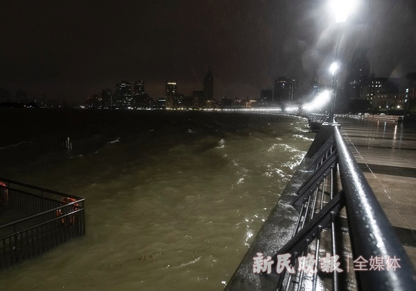 图说：黄浦江潮位26日凌晨达到5.5米，超警戒水位0.95米 新民晚报首席记者 刘歆 摄