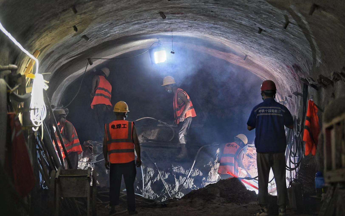 地铁28号线光华路站，施工人员正在进行安装钢格栅。新京报记者 陶冉 摄