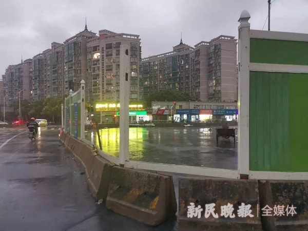 图说：龙汇路白杨路路口的施工围栏已被妥善安置 新民晚报记者徐驰 摄