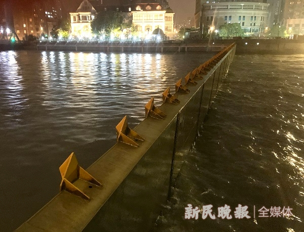 图说：经过4个多小时的开闸放水，苏州河的水位已经降至3米以下。图为晚上9点40分，闸门再次关闭 新民晚报记者 王凯 摄