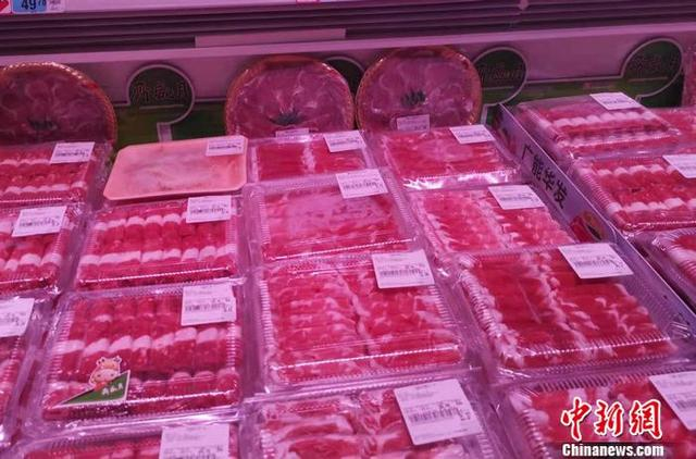 图为超市里的羊肉片。 中新网记者 谢艺观 摄