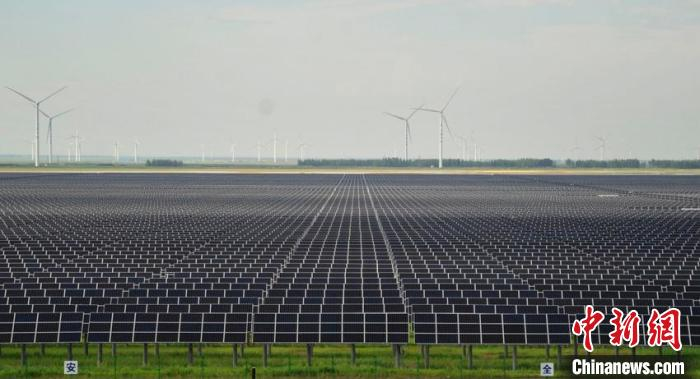 光伏组件拼接成的巨大方阵。　高龙安 摄