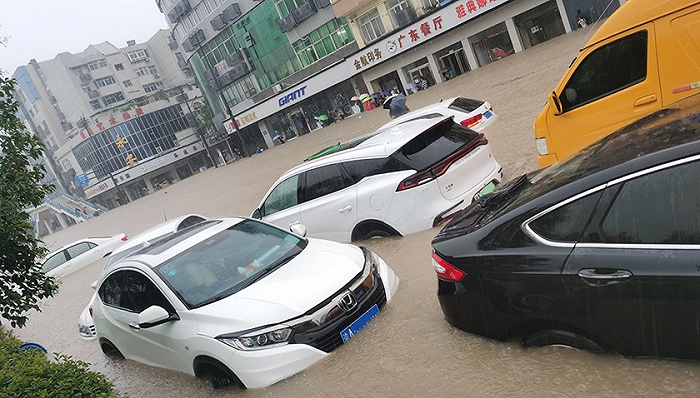  隧道口堵车现场。图片来源：受访者供图