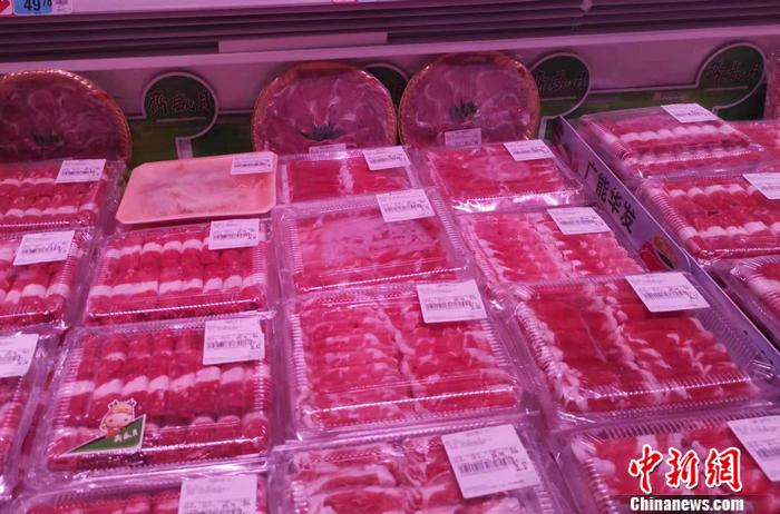 图为超市里的羊肉片。 中新网记者 谢艺观 摄