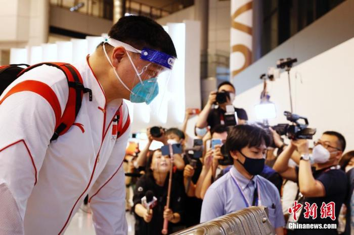 资料图：7月19日，参加东京奥运会的中国女篮运动员与教练团队抵达东京成田机场。图为姚明抵达成田机场。 中新社记者 韩海丹 摄