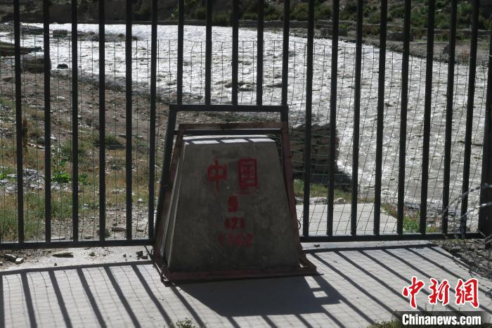 图为位于阿里地区的普兰口岸界桩。　杨程晨 摄