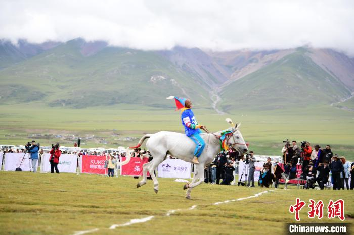 资料图为小骑手和他的爱马越过终点线。　贡嘎来松 摄