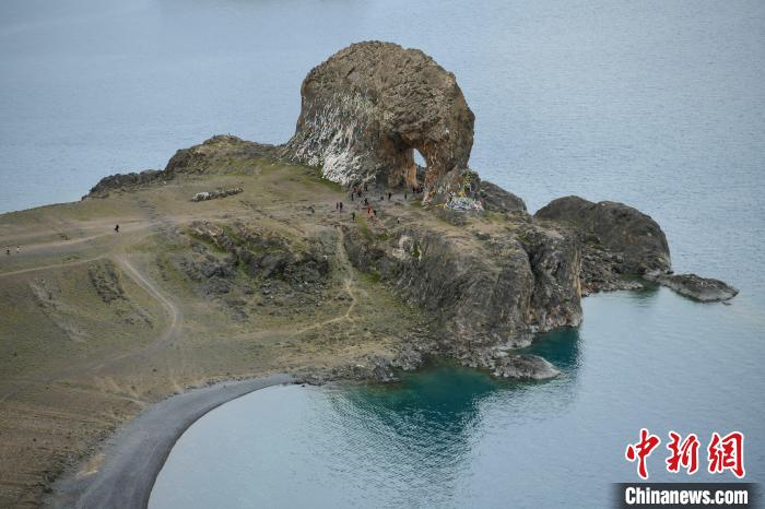 资料图为班戈县境内的纳木措圣象天门景区。　贡嘎来松 摄