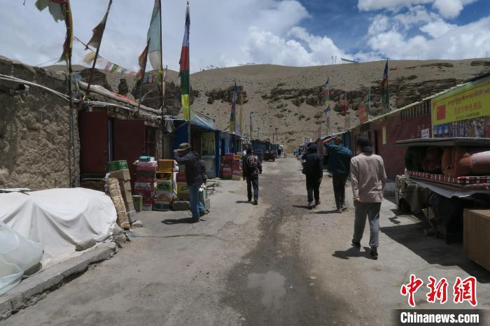 图为阿里地区普兰县的中尼边贸市场。　杨程晨 摄