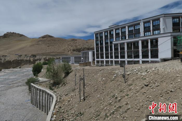 图为普兰县城专为境外商客提供交易的现代建筑，目前还在施工中。　杨程晨 摄