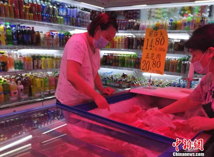 北京市西城区一家超市的猪肉价格。 中新网记者 谢艺观 摄