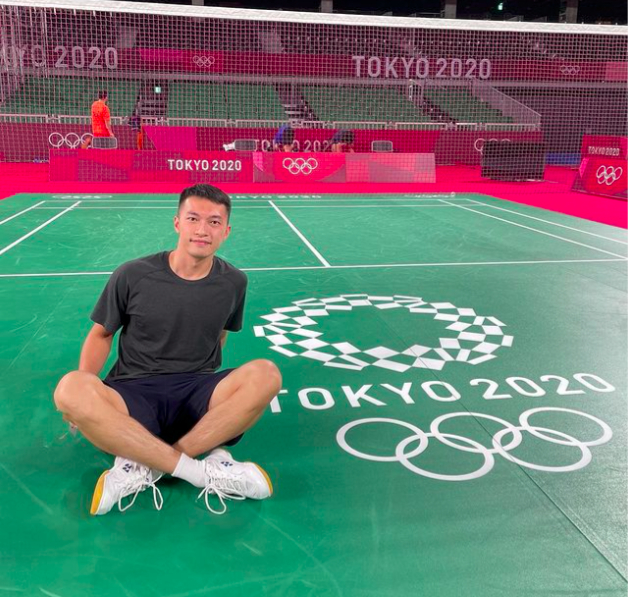 伍家朗24日比赛时身穿黑色球衣，背面印有HONG KONG CHINA，却不见区旗 &nbsp;图自“星岛网”及社交媒体