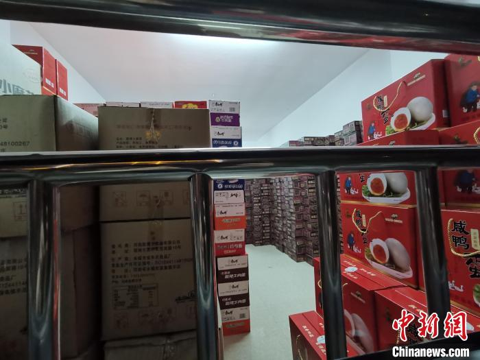 救灾物资接收点内储备有充足的物资。 摄 王登峰 摄