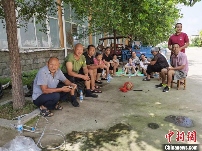 安置地点院内，群众有说有笑拉家常。　王登峰 　摄