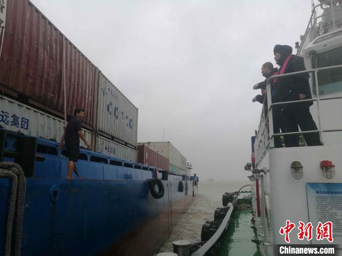 南通海事局引导船舶避风。　南通海事局 供图