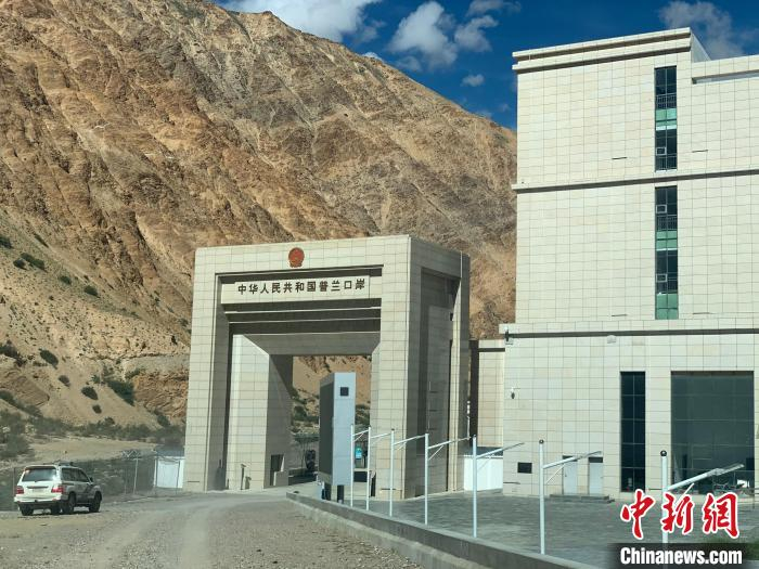 图为位于阿里地区的普兰口岸。　杨程晨 摄