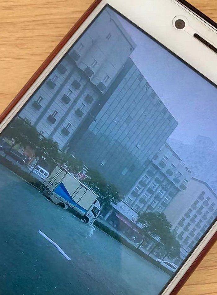  7月20日下午4点2分，天桥附近。图片来源：受访者供图