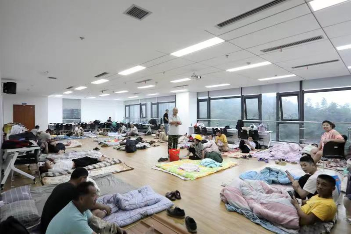 临安区总工会开辟临时安置点收纳建筑工人紧急避险（央广网发 临安区总工会供图）