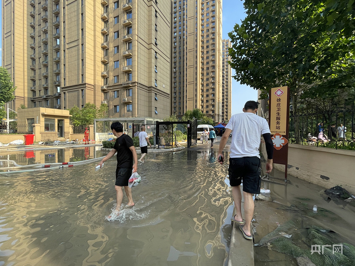 郑东新区尚景锦园小区门口积水没过脚踝（总台央广记者 管昕 摄）