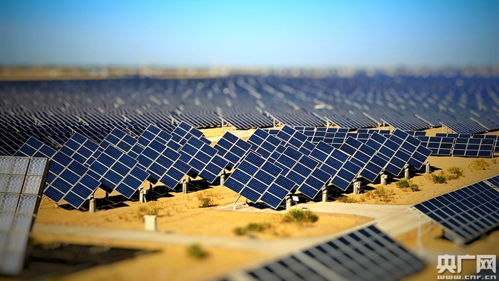格尔木市南郊的光伏产业园（央广网发 樊永涛 摄）