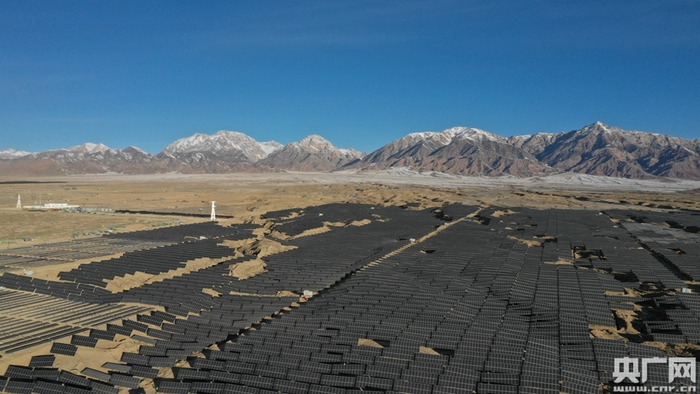 位于德令哈光伏园区成片的光伏板（央广网发 樊永涛 摄）