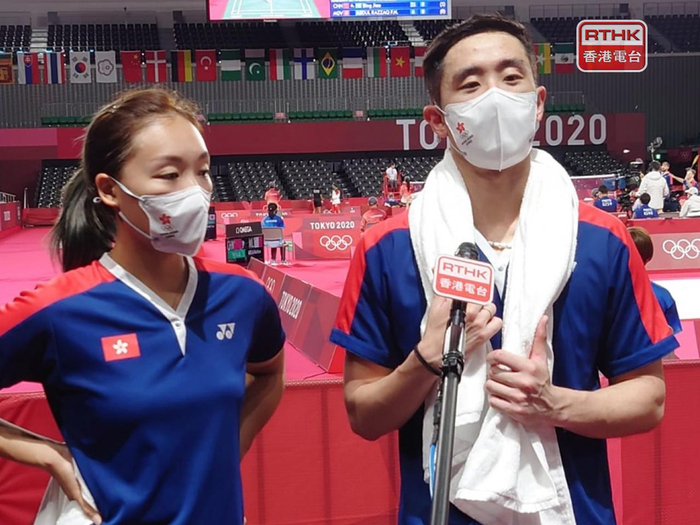 7月25日羽毛球混合双打小组赛中，中国香港选手谢影雪（左）和邓俊文身着印有区旗的球服 &nbsp;图源：香港电台