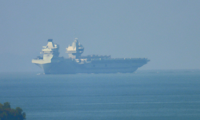 英国“伊丽莎白女王”号通过马六甲 图源：社交媒体