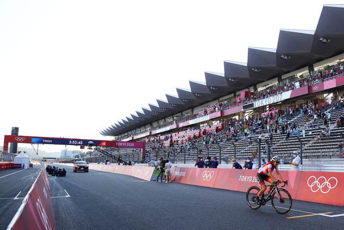 安娜突出重围，一路领先。