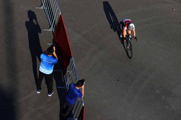 安娜突出重围，一路领先。