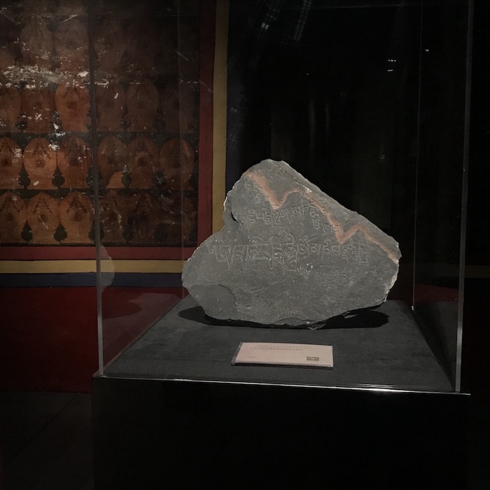 展厅现场，修缮中发掘的玛尼石刻片