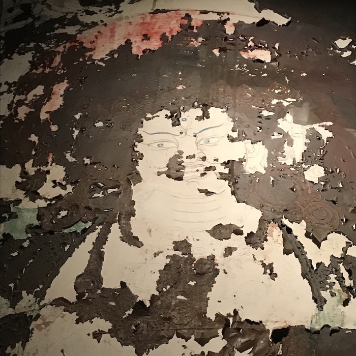 脱落的壁画下可见佛造像绘画的线描稿