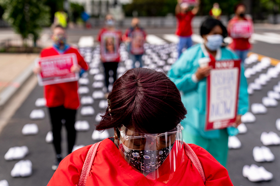     当地时间2021年5月12日，美国首都华盛顿特区，国际护士节当天，美国全国护士联合会的成员在白宫前摆放上百双护士鞋，以纪念在抗击新冠肺炎疫情中逝世的护士。视觉中国供图