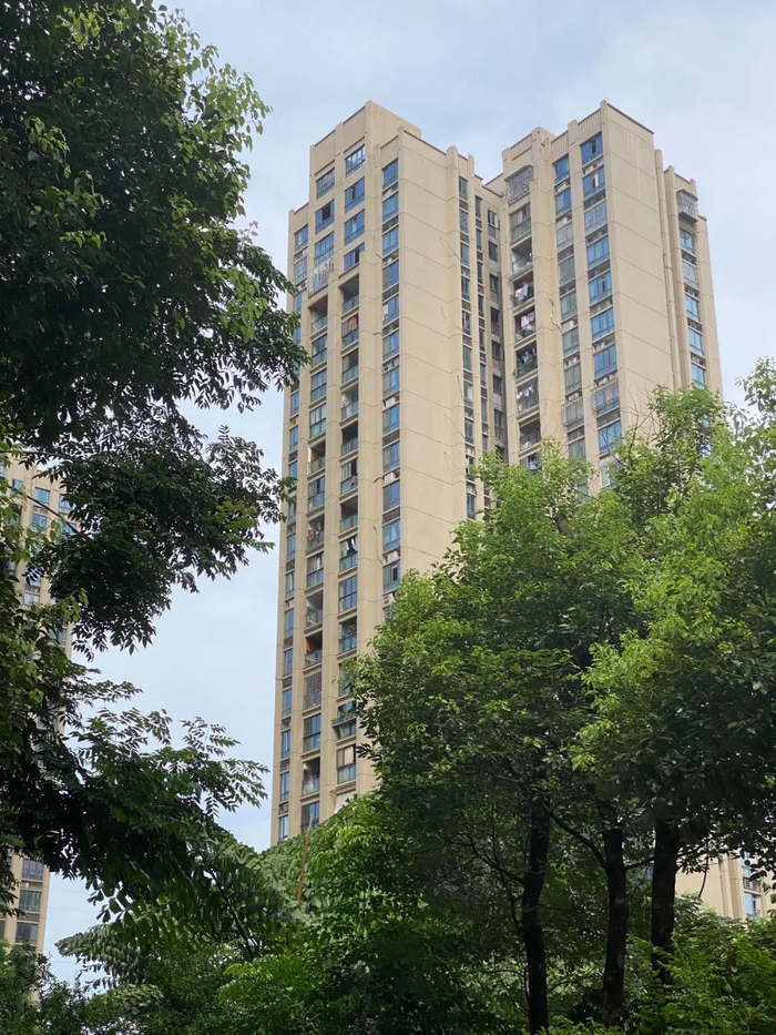 ▲7月17日，记者来到孩子坠亡的小区找到事发居民楼。新京报记者 杨雪 摄