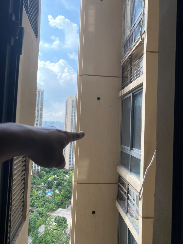 ▲7月17日，邻居向记者介绍孩子坠亡的窗口。新京报记者 杨雪 摄