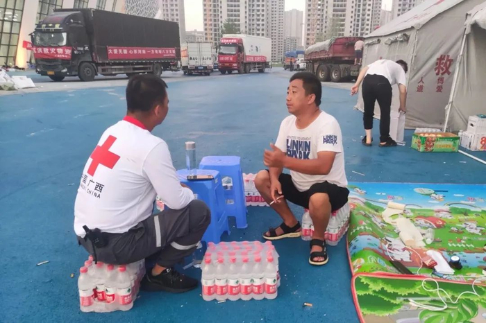 救援队员前往耿黄乡小学安置点发放赈济家庭箱   广西红十字会供图