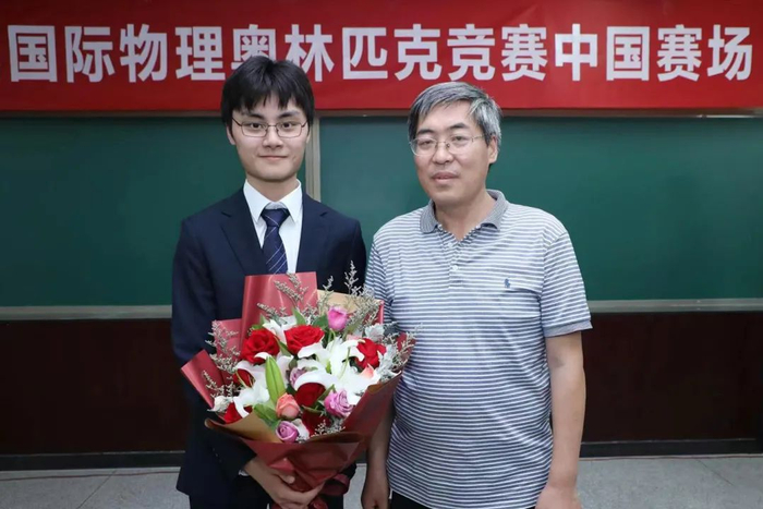 史景喆（左）与范小辉老师本文图片均为华东师大二附中提供