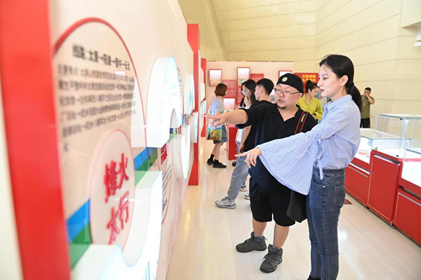 市民参观快闪店（主办方供图）