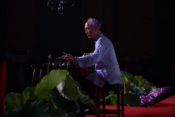 图说：古琴艺术家吴钊抚名琴